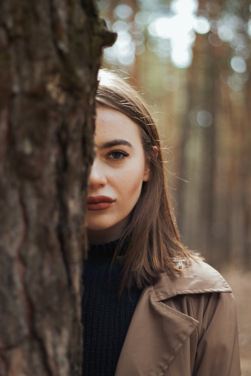 나무 줄기, 반 얼굴, 사람의 무료 스톡 사진