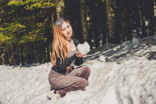 一位女性正在担忧地测量自己的手腕脉搏
