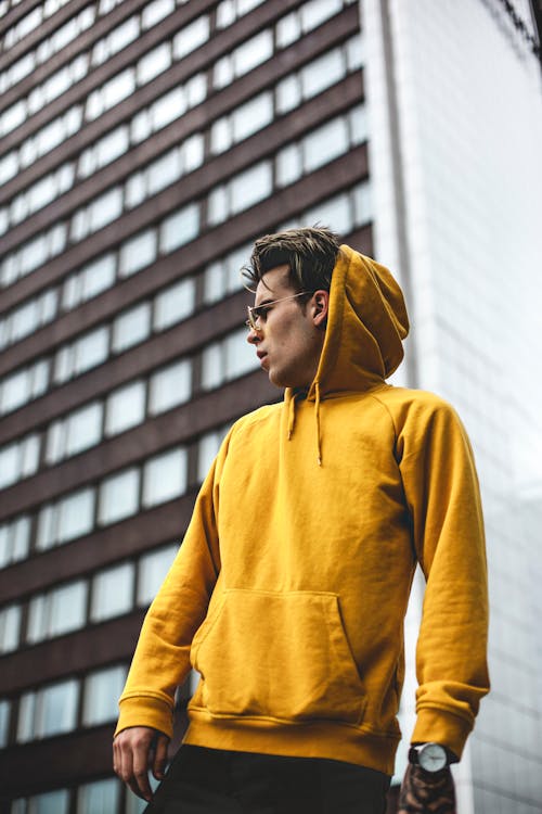 Fotografi Pria Mengenakan Hoodie Kuning