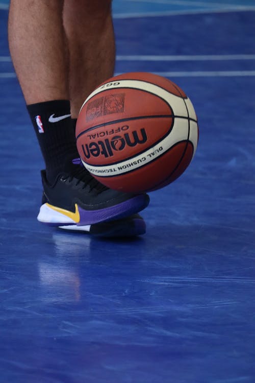 Základová fotografie zdarma na téma basketbal, černé ponožky, chodidla
