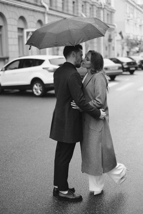 bezplatná Základová fotografie zdarma na téma černobílý, deštník, dvojice Základová fotografie