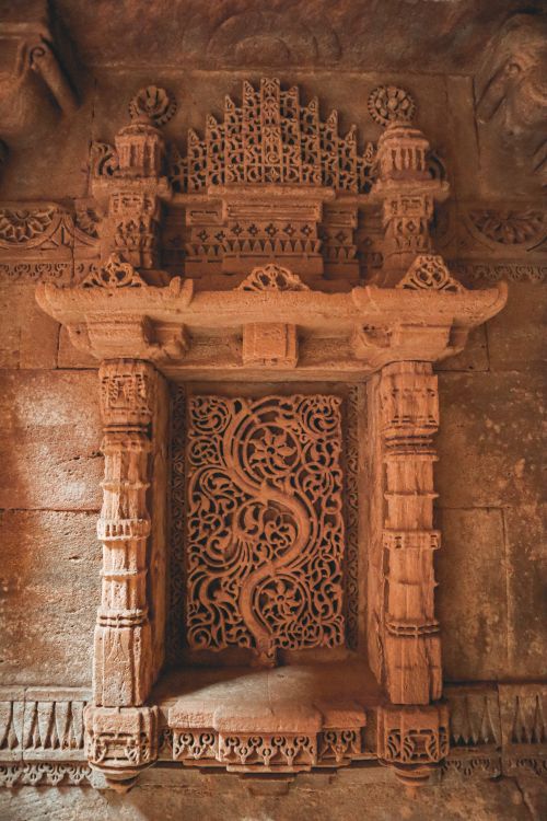 Free Detailed view of carved stone decoration inside Adalaj Stepwell, showcasing intricate Hindu architectural design. Stock Photo