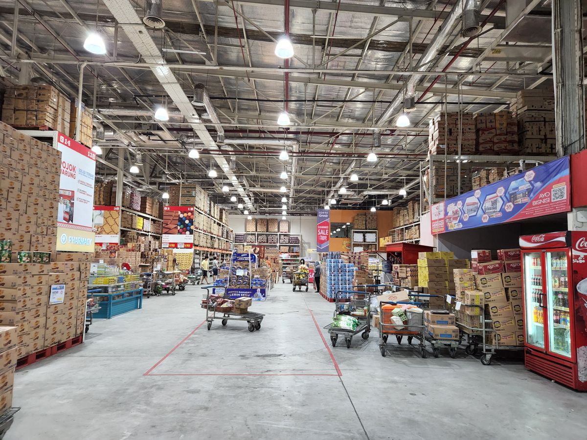 Almacén de distribuidora de alimentos con productos organizados en depósito