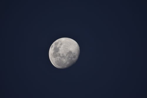 Free Capture of a waning gibbous moon against a deep night sky, showcasing intricate lunar details. Stock Photo