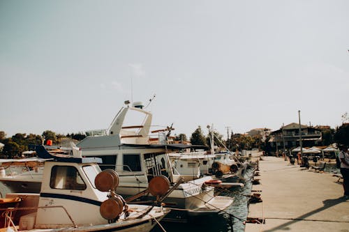 Foto profissional grátis de área de ancoragem, barcos, costa