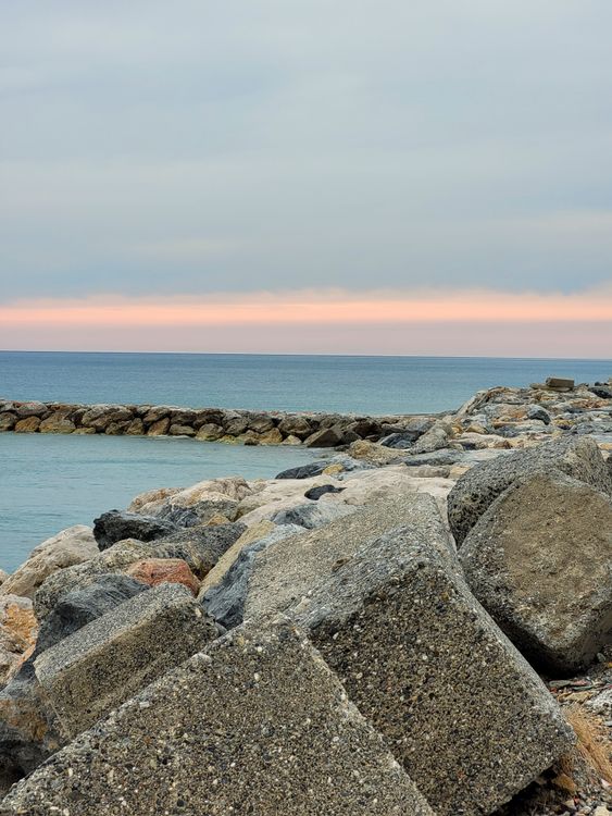 Gray Rocks on the Shore · Free Stock Photo
