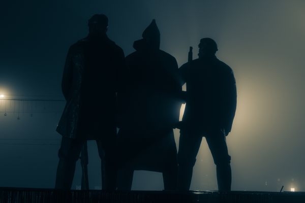 Silhouettes in fog at night — Sergei Skrynnik on Pexels