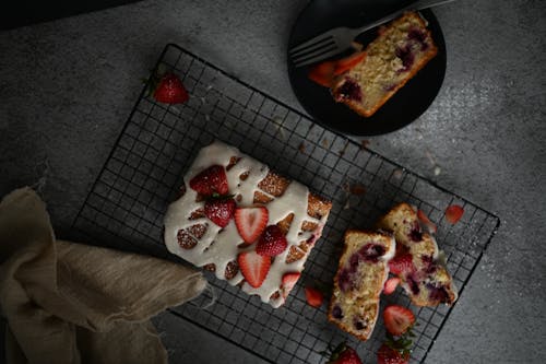 Gratis stockfoto met aardbeien, afkoelrek, cake