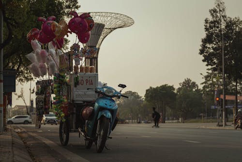 Kostenloses Stock Foto zu ballons, bürgersteig, fahrrad