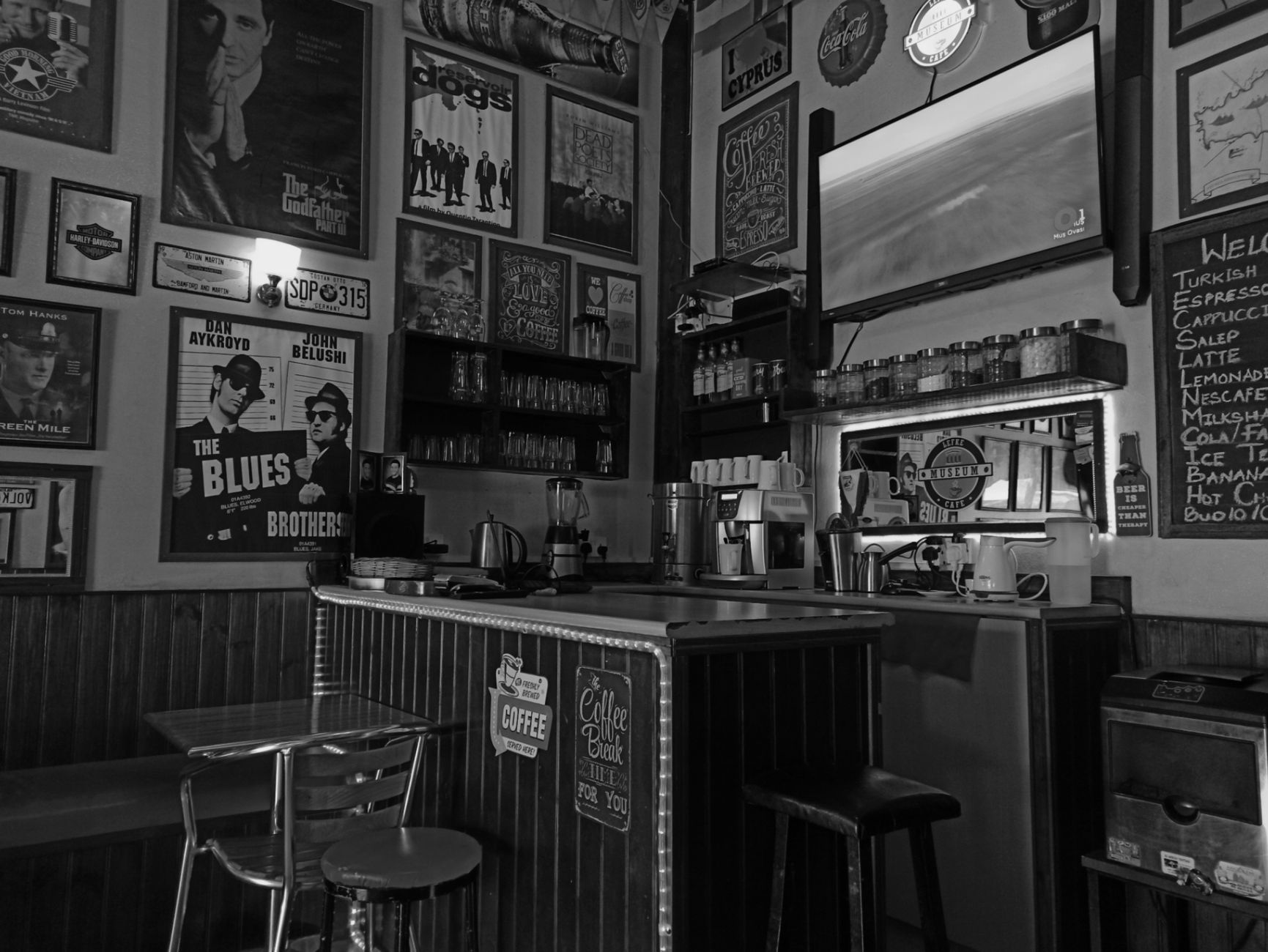 Zussen Ellina en Mariska openen brasserie Old School aan Oldambtmeer