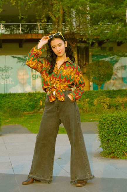 Bugün girdap desenli gömleği belden düğümledim, altına bol İspanyol paça kot 🌀 Kombin sade değil ama bana göre tam kıvamında
#ootd #multicolor #shirt #jeans