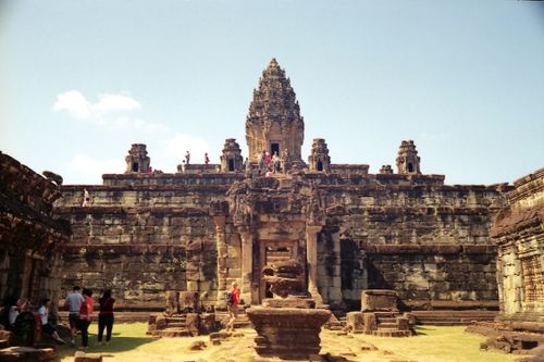Free Scenic view of the ancient Bakong Temple with clear blue sky in Siem Reap, Cambodia. Stock Photo