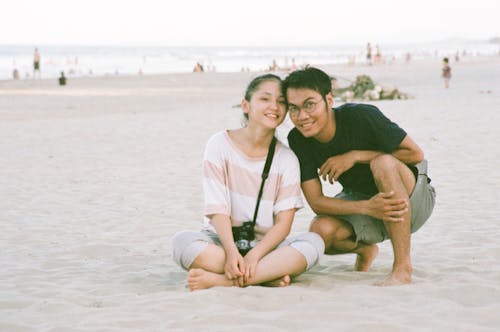 Foto profissional grátis de afeição, areia, beira mar