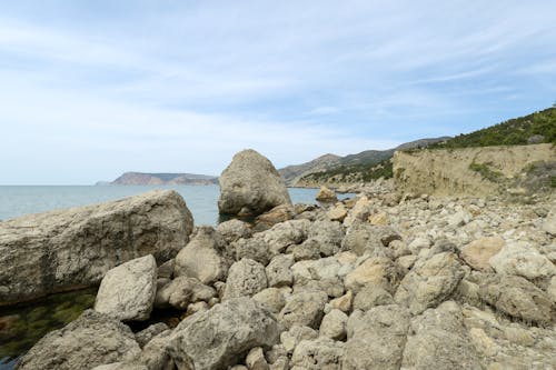 Безкоштовне стокове фото на тему «берег моря, валуни, камені»