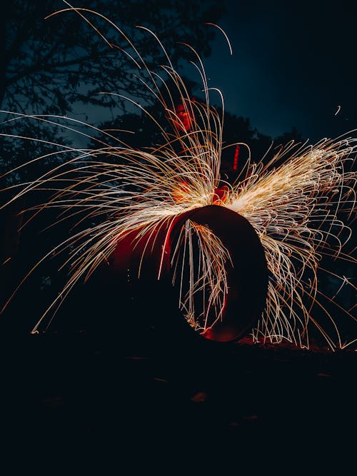 aydınlatılmış, dikey atış, gece içeren Ücretsiz stok fotoğraf