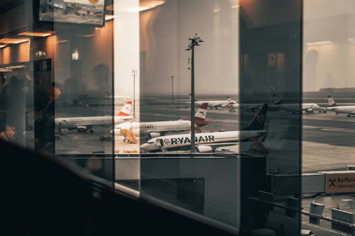 Foto profissional grátis de aeroporto, companhias aéreas, janela