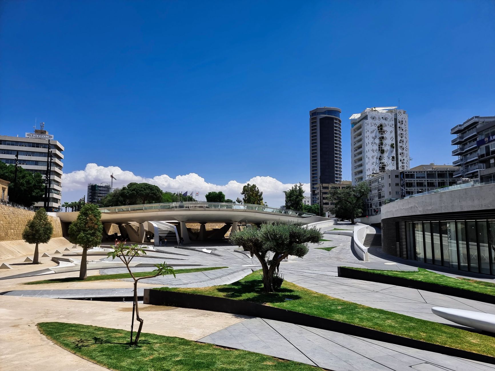Kıbrıs parlamento binası önünde polis aracı