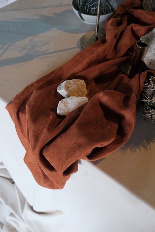 Darmowe zdjęcie z galerii z pionowy strzał, skały, tekstylia