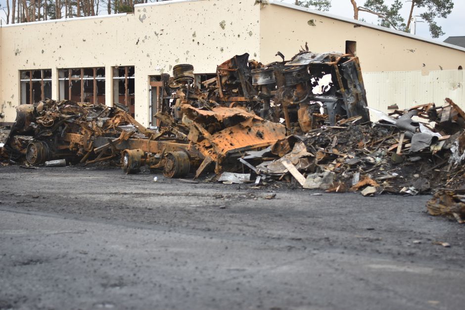 Charred structural steel and spalled concrete in a commercial building - Building fire damage Charred structural steel and spalled concrete in a commercial building - Building fire damage