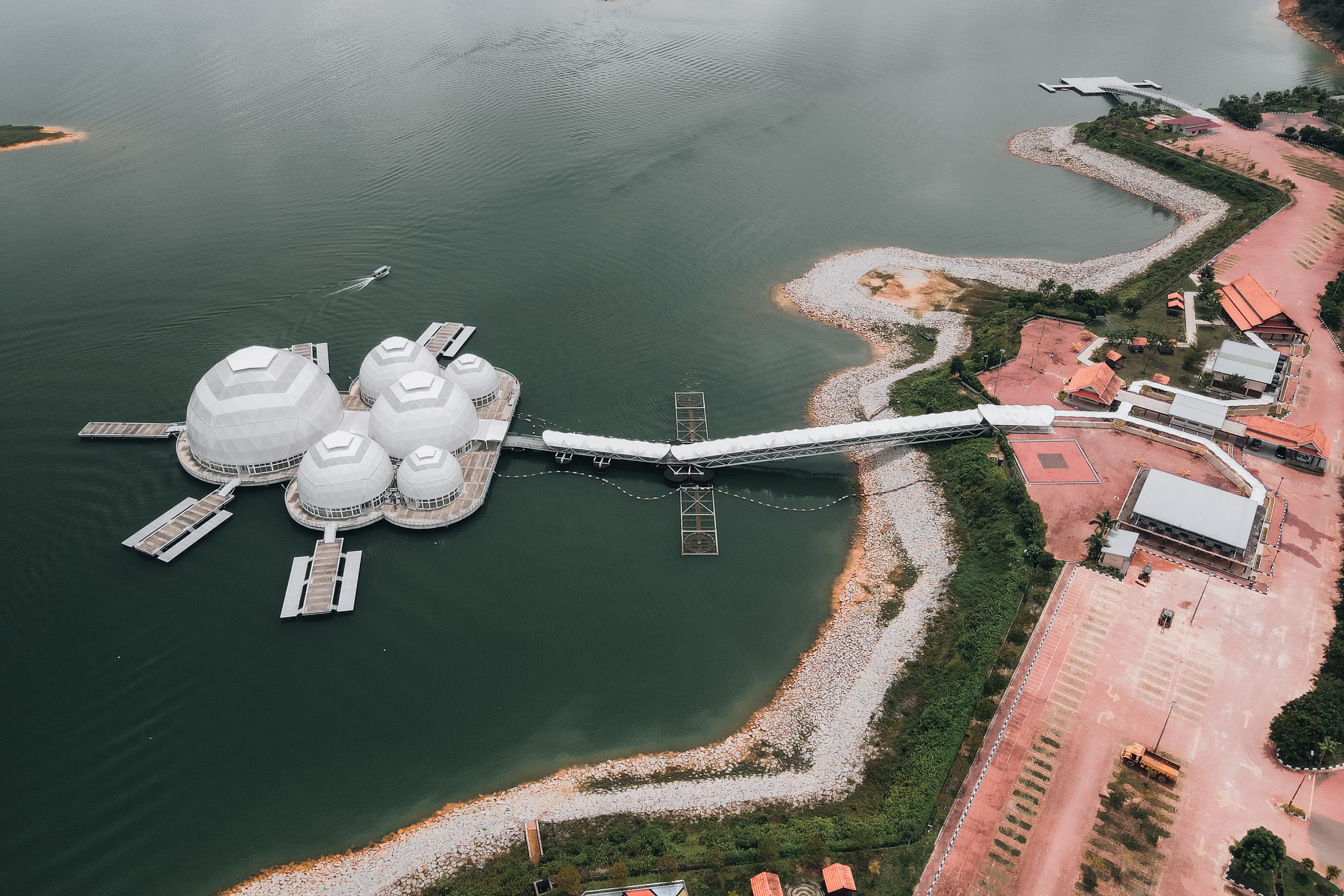 Connected tourism water technology for healthy travelers and innovative businesses