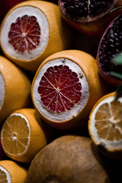 Free Close-up of sliced citrus fruits, including grapefruit and lemons, showcasing rich colors and textures. Stock Photo