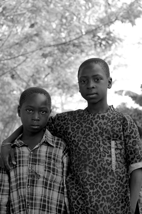 Kostnadsfri bild av afrikanska pojkar, bröder, gråskale