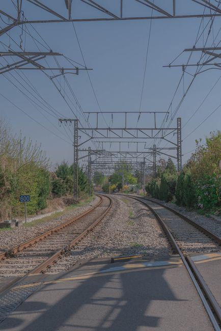 Fotomural Perspectiva dinámica de las vías del tren con cables aéreos en Seúl, Corea del Sur.