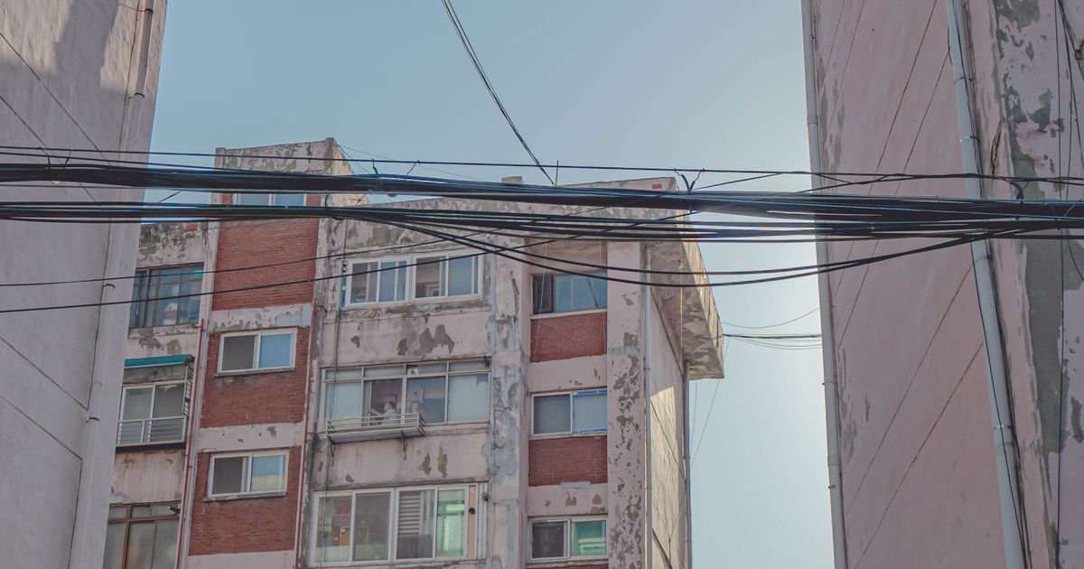 전선이 지나는 오래된 아파트 외벽
