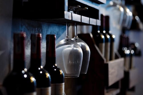 Бесплатное стоковое фото с вина, винные бокалы, винные бутылки