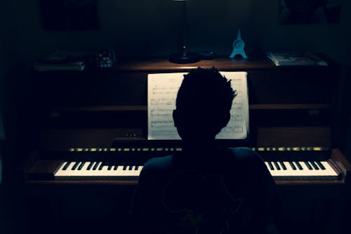 Kostnadsfri bild av piano, pianospelare