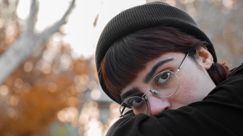 Free Captivating portrait of a woman with eyeglasses and beanie in an autumn setting. Stock Photo