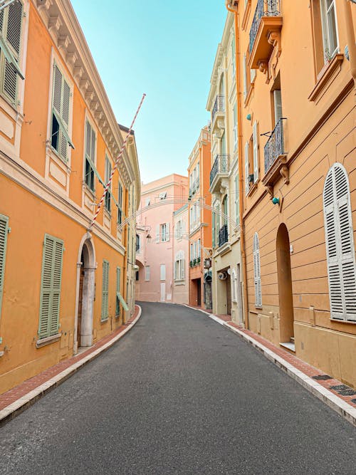 Foto profissional grátis de casas, edifícios de concreto, rua estreita