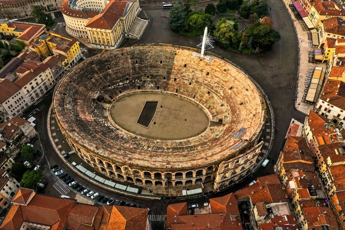 Arena vazuta din aer, cu gradenele si acoperisurile din jur