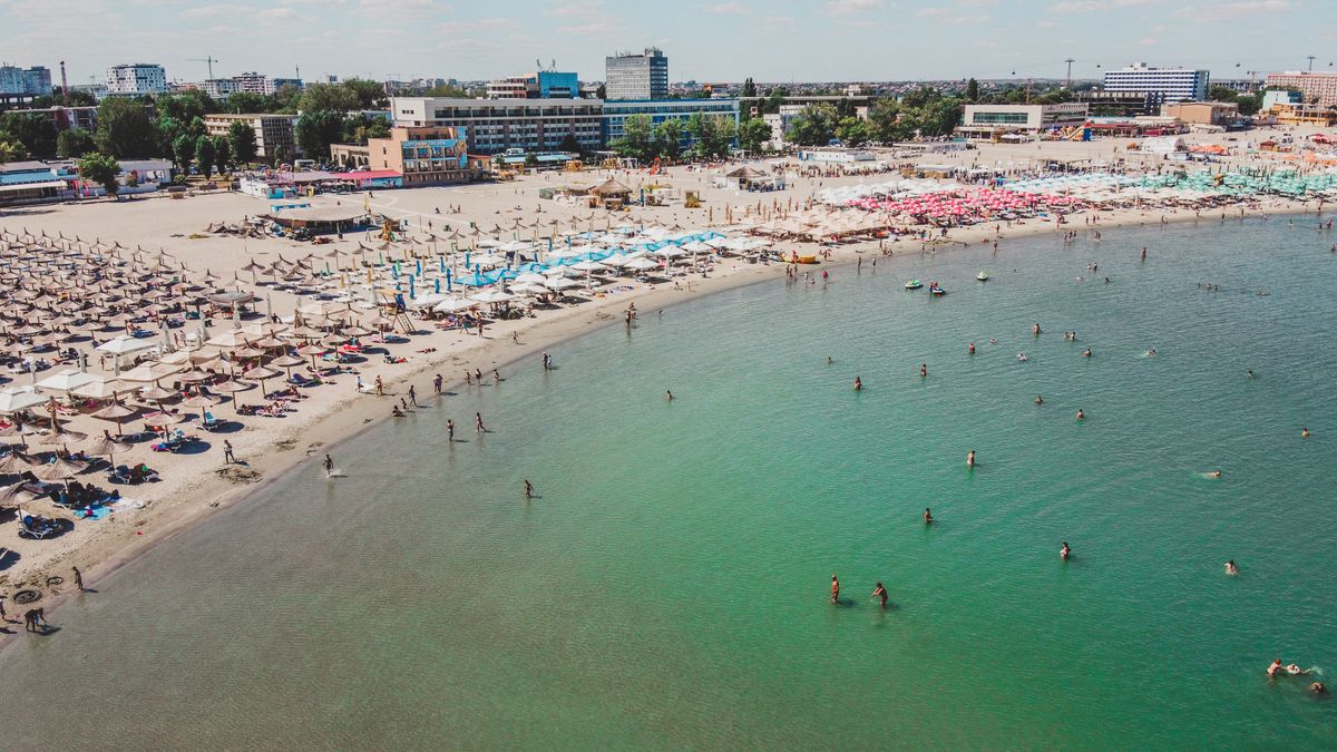 Constanța - vedere aeriană a plajei și a orașului