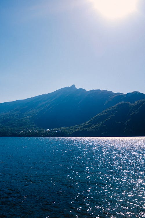 Бесплатное стоковое фото с вертикальное фото, вода, горы
