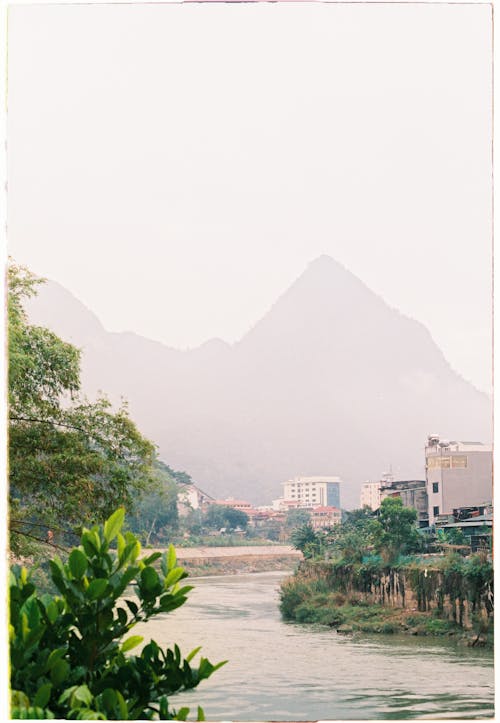 Kostnadsfri bild av bergen, byggnader, flod