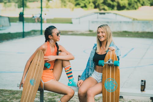 Základová fotografie zdarma na téma blond, brýle, kovová lavička