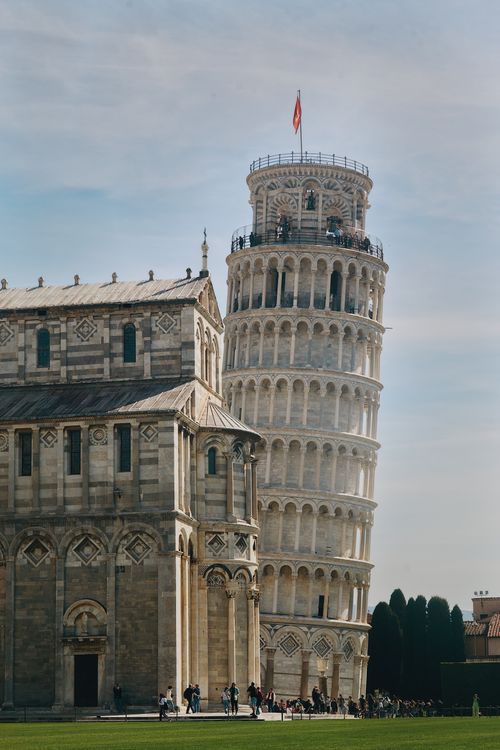 Free Iconic Leaning Tower of Pisa and cathedral in Tuscany, showcasing Romanesque architecture. Stock Photo