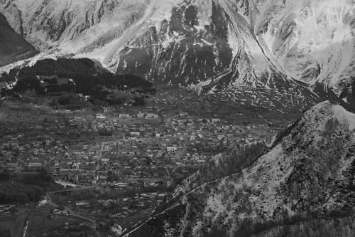бесплатная Бесплатное стоковое фото с Аэрофотосъемка, горная деревня, горный хребет Стоковое фото