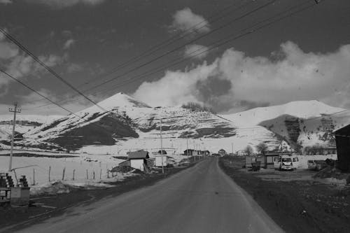 Základová fotografie zdarma na téma černobílý, hory, silnice