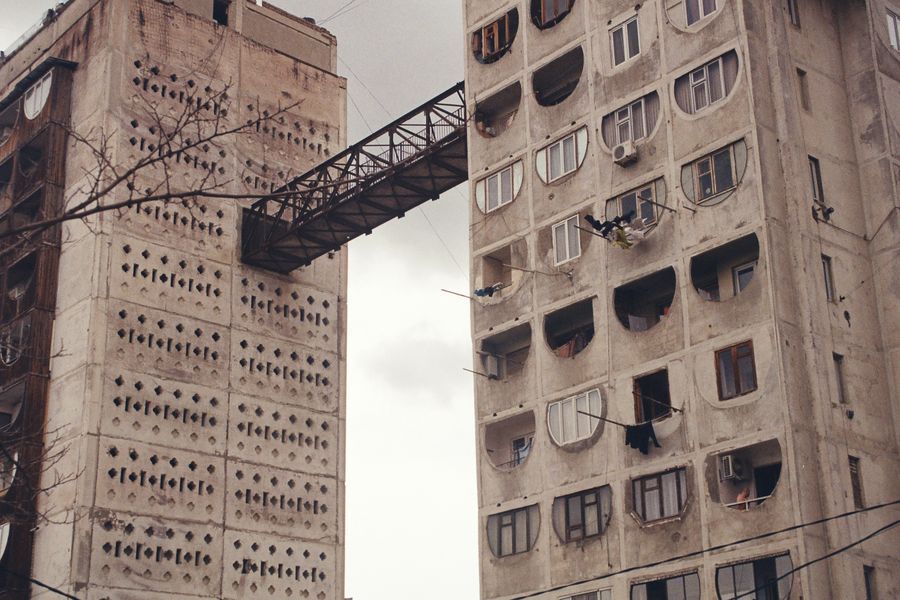 Blocuri de locuințe în stil sovietic cu pasarele, peisaj urban est-european tipic