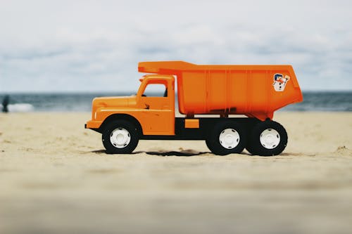 橙色自卸车玩具的照片