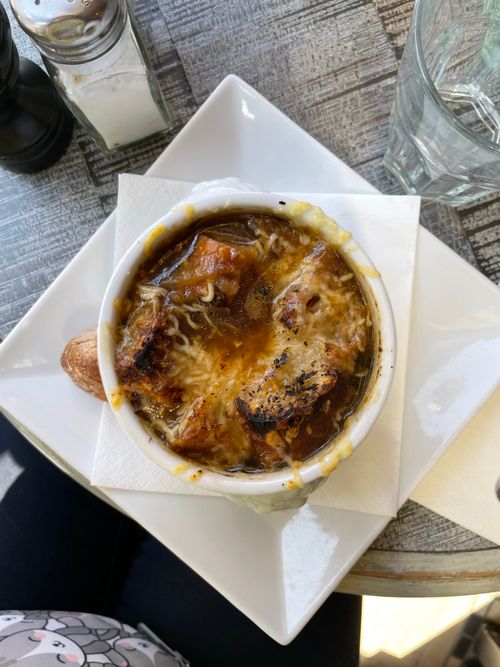 Free Savor a classic French onion soup with crispy cheese topping, perfect for a comforting meal. Stock Photo