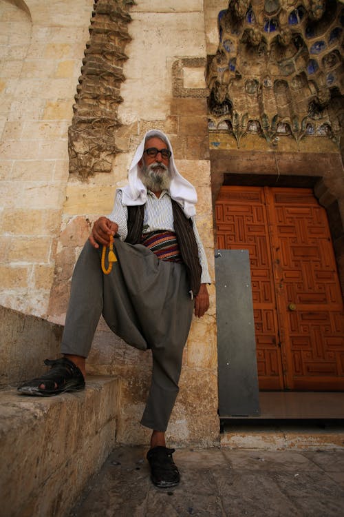 adam, dar açılı çekim, dikey atış içeren Ücretsiz stok fotoğraf