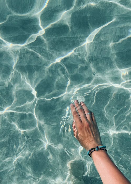Fotobanka s bezplatnými fotkami na tému bazén, dotýkanie, ruka