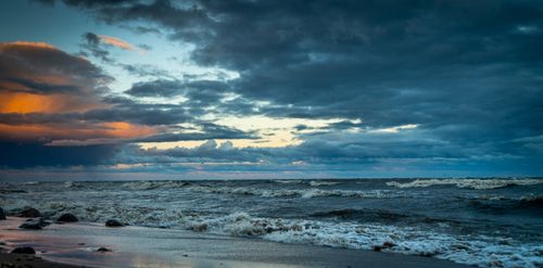 Free Capture of turbulent ocean waves under dramatic sunset clouds. Stock Photo
