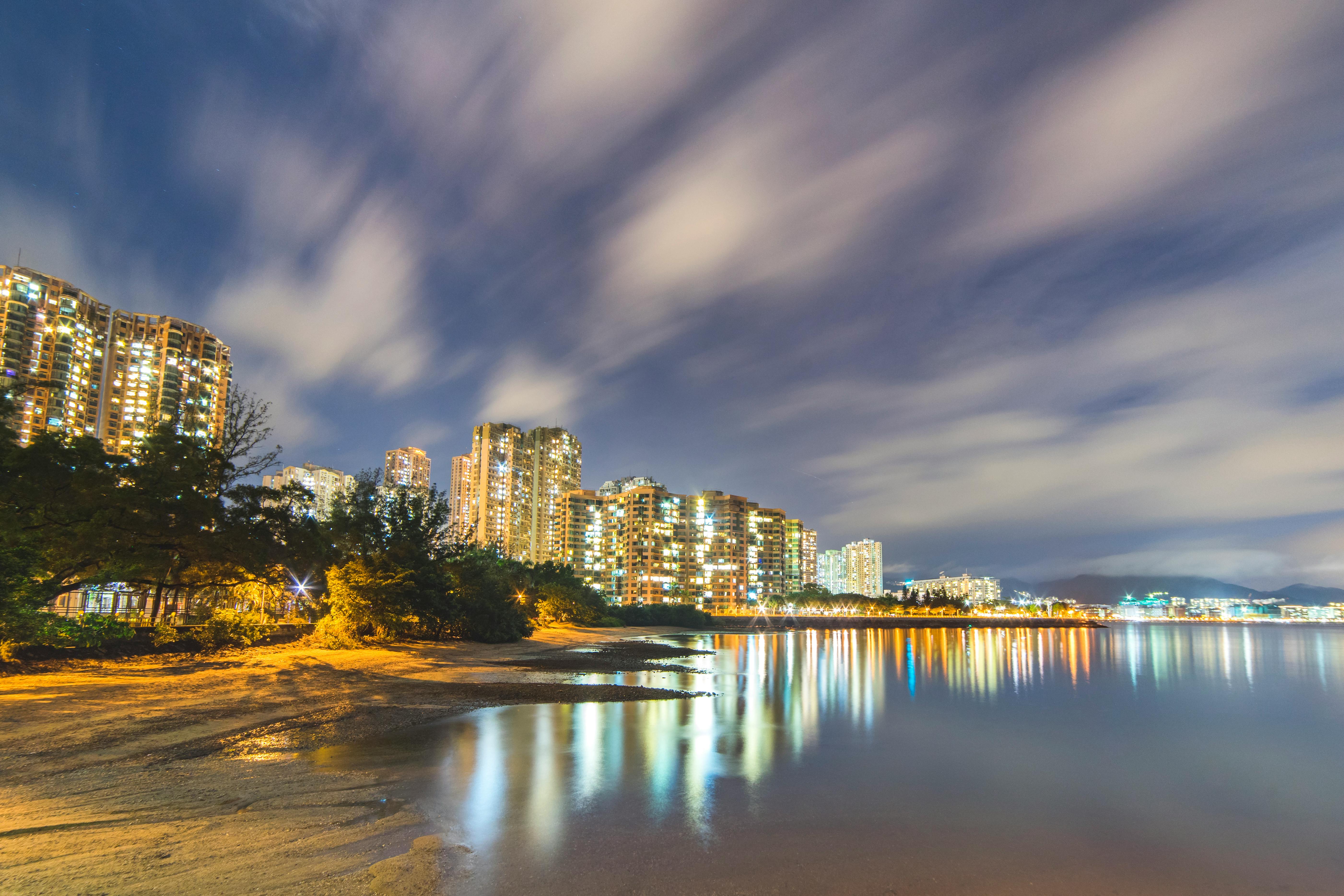 九龙令人惊叹的夜景，其照明天际线倒映在海滨