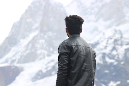 山を見て黒いジャケットを着た男