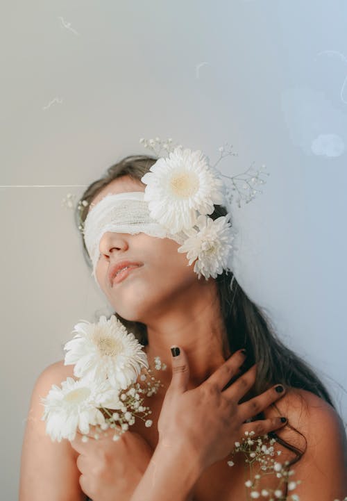 Бесплатное стоковое фото с белые цветы, вертикальный выстрел, женщина