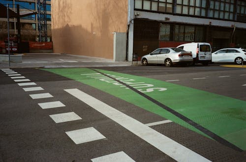 Foto d'estoc gratuïta de aparcat, barcelona, carrer